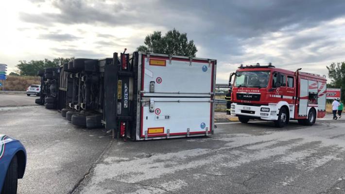 Camion si ribalta in tangenziale Ovest: ferito l'autista. Interventi anche per il pericoloso "lago" di gasolio