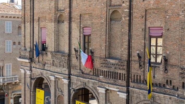 Bandiera del Comune di Parma listata a lutto per onorare la scomparsa del Sindaco di Soragna, Matteo Concari