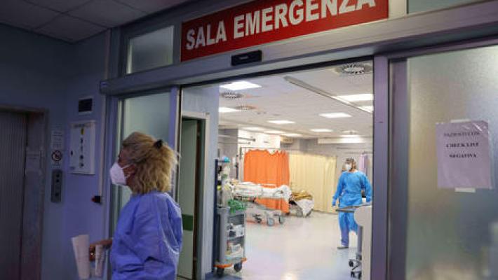 Fa cadere due ciclisti, accoltellato alle gambe a Cremona