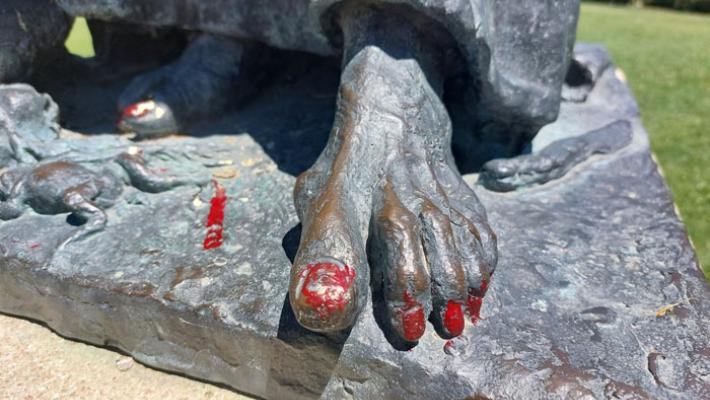 Alla «Strega» hanno pitturato  le unghie