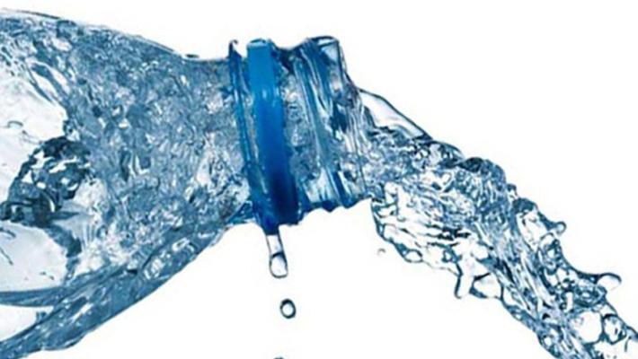 Acqua razionata, al supermercato 'acquisto massimo 6 casse'