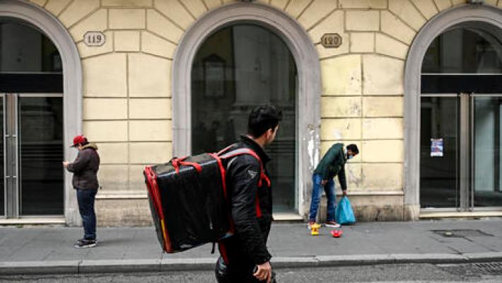 Just Eat: Ondata di calore, ipotesi stop retribuito per rider