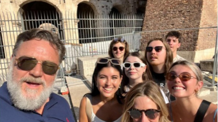 "Ho portato i ragazzi a vedere il mio vecchio ufficio". Russell Crowe in visita al Colosseo con la famiglia