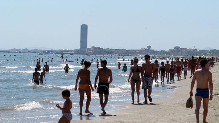 Bambina di 8 anni salvata dalla guardia costiera a Cervia: si era allontanata da riva su materassino trainato da corrente 