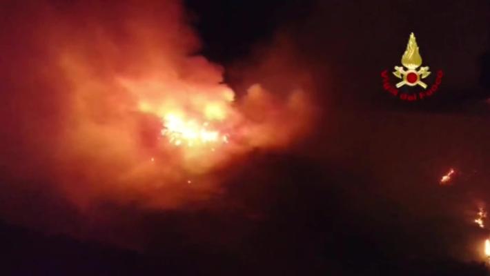 Due giorni di fiamme in Versilia e nel Carso: evacuate 500 persone a Massarosa, ancora stop ai treni e A4 tra Trieste e Monfalcone