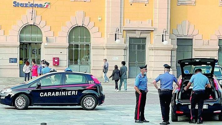 Prende a calci e pugni la capotreno: trentenne arrestato dai carabinieri