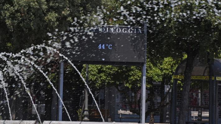Il caldo non molla la presa (fino a martedì), incendi e temperature record in Italia