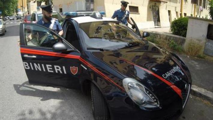 Calci e pugni a giovane incinta, mamma e figlio arrestati