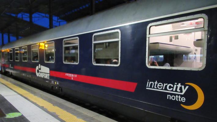 Ragazzo muore travolto da un treno a Genova
