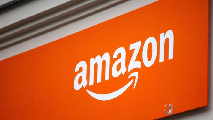 Aumento monstre di Amazon prime: +38%. Consumatori sul piede di guerra