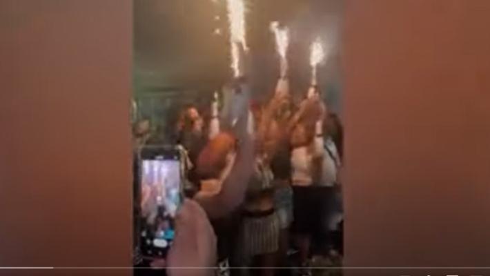 Ragazzo morto a 300 all’ora sul raccordo anulare, il funerale show: il murale, fuochi d’artificio e supercar - Video 