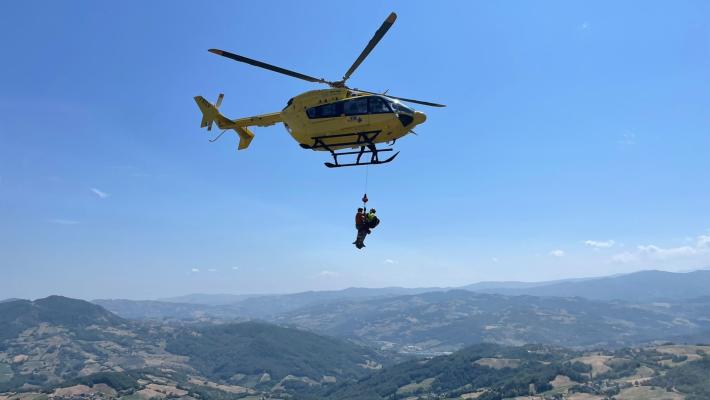 Cacciatore ferito da un cinghiale nei boschi di Terenzo: soccorritori al lavoro, interviene anche l'elicottero di Pavullo 