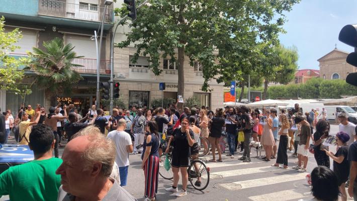 Civitanova Marche, la polizia: "Alika finito a mani nude". Comunità nigeriana blocca il corso per protesta