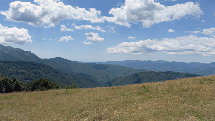 Biker parmigiano cade sul monte Valoria: intervengono l'elicottero dei vigili del fuoco e il soccorso alpino