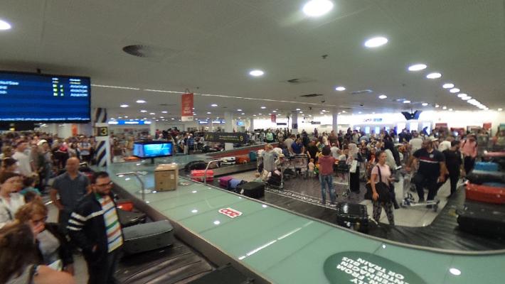 Battuta al check-in: "Ho una bomba". Terminal evacuato, allenatore di pallamano arrestato