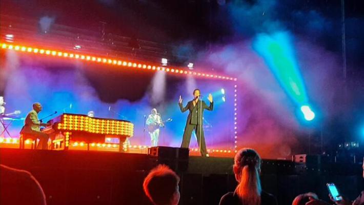 Musica: Mika canta e balla tra il pubblico, show in Sardegna