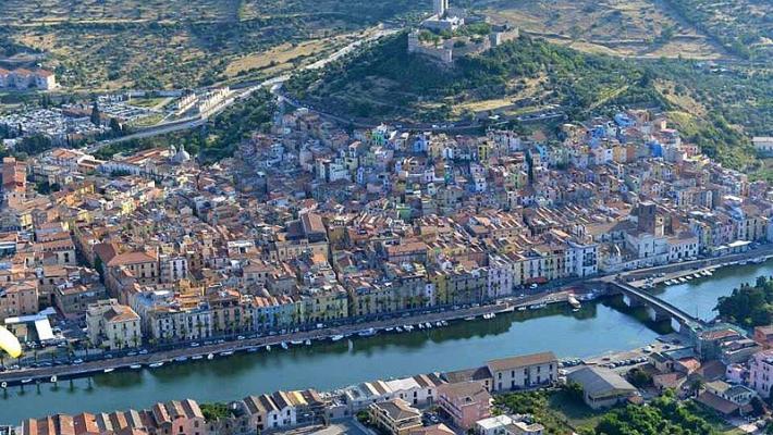 Portiere dell'auto si chiudono per erroee, i carabinieri salvano un bimbo di 4 anni a Bosa