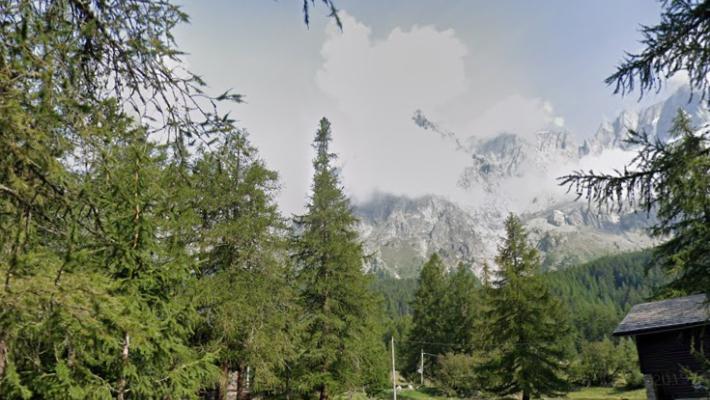 Frana in val Ferret, danni all'acquedotto, Courmayeur senz'acqua (per due-tre giorni). Turisti bloccati in bar, hotel e case private