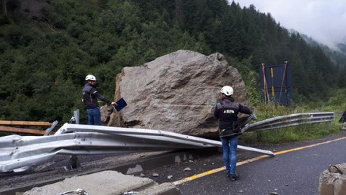 Frana su statale nel Lecchese, lunghe code verso Valtellina