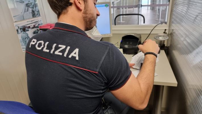 Tenta di imbarcarsi con un coltello su un volo Ryanair. Interviene la Polizia di Stato
