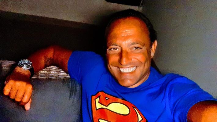 Molestano due ragazze, interviene il campione di arti marziali a neutralizzare due ubriachi