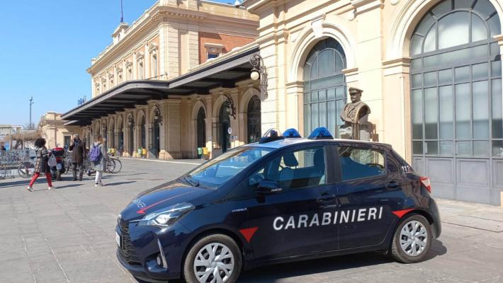 Derubano un turista e tentano la fuga in via Verdi : arrestati dai carabinieri 