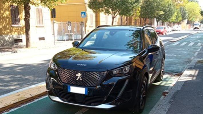 Parcheggio selvaggio in viale Piacenza