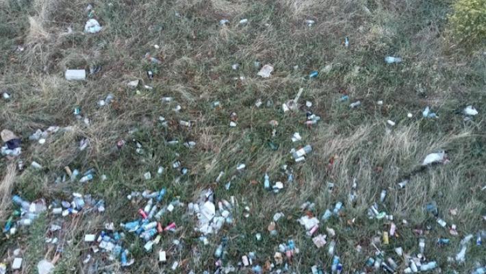 Rifiuti sul greto e assenza di cestini in viale Mariotti (Ghiaia)