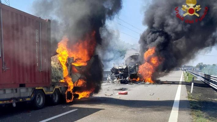 Incidenti stradali: cisterna in fiamme dopo lo scontro, chiusa l'A21. Due morti 
