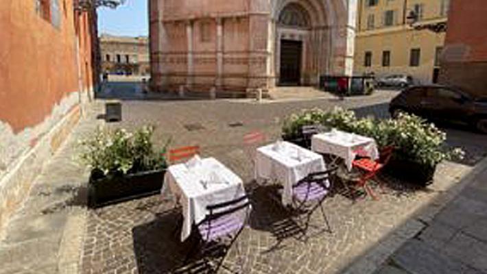 Nella piazza più bella per assaporare salumi e formaggi