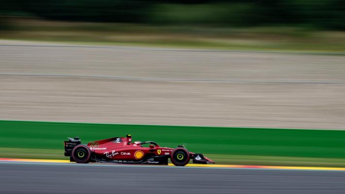 Gp del Belgio: Verstappen vola (ma è retrocesso 15°), ma la pole è di Sainz. Leclerc 16°
