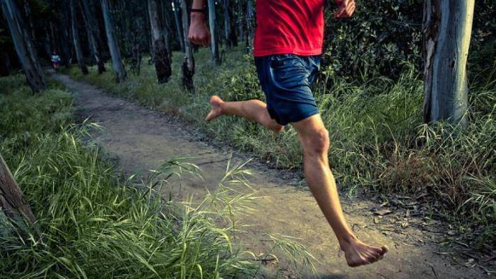 A Salvitelle podisti a piedi nudi corrono tra sassi e spine