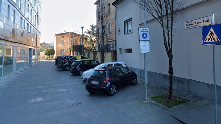 Aggredisce una donna e la deruba di una borsetta 