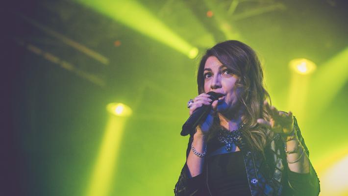 Choc al concerto di Cristina D’Avena a Ladispoli. 65enne si spoglia e molesta le fan, salvato dal linciaggio dagli agenti