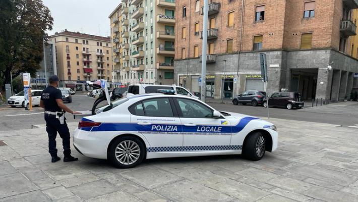 Spacciava eroina in zona Stazione: pusher fermato e denunciato dalla Polizia Locale