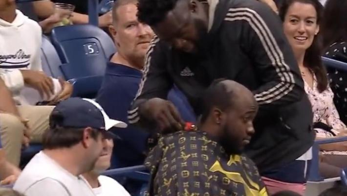 Us Open: show youtuber, taglio capelli in tribuna durante match