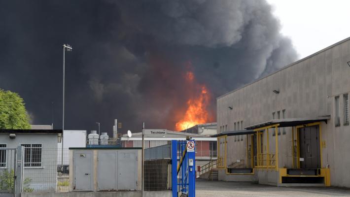 Maxi-incendio nel Milanese bruciano migliaia litri solvente 