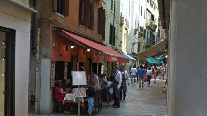 Donna morsa da un topo in centro a Venezia, dietro piazza San Marco