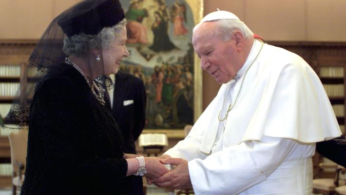 Elisabetta, la regina che conobbe 5 papi ed è diventata un'icona pop