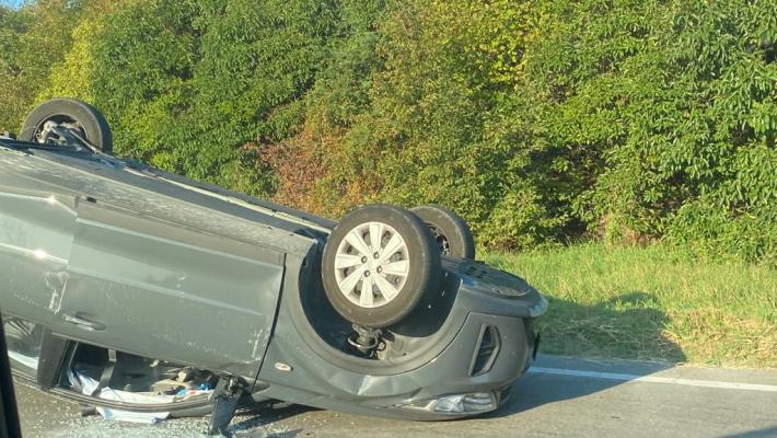 Scontro tra due auto alla rotatoria della tangenziale di Collecchio: una si ribalta, un ferito