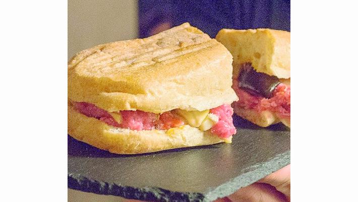 Un bistro in piazza Tra panini, tapas e pizze alternative