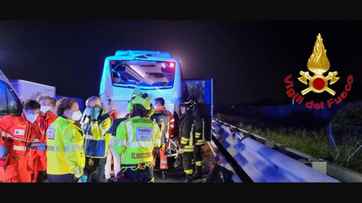 Tir tampona un bus nella notte in A1, 6 passeggeri in ospedale