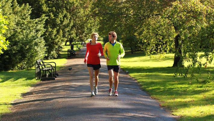 Camminare allunga la vita, meglio ancora se a passo veloce