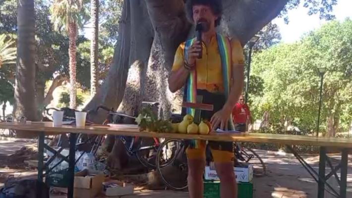 Sacerdote celebra vestito da ciclista, richiamo del Vescovo 