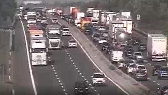 Autocarro in fiamme tra Parma e il Bivio A1/A15: coda di 2 km in direzione Milano. E verso Bologna coda per curiosi