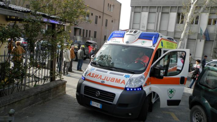 Scontro tra auto e bici a Ozzano: il ciclista finisce all'ospedale