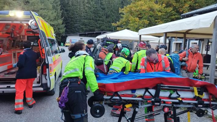 15 tecnici del Saer impegnati per 7 ore sotto un vento impetuoso per l'escursionista caduto  trasportato su una barella fino a Lagdei - Foto