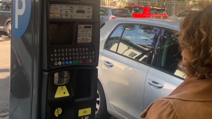 Nuovi parcometri in citt&agrave;: si pagher&agrave; con carta di credito anche in modalita&rsquo; contactless