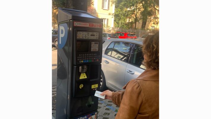 Nuovi parcometri,  ora la sosta in strada si può pagare  con la carta di credito