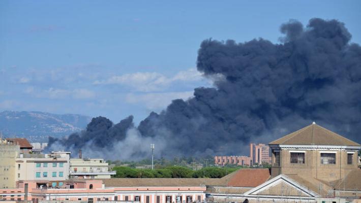 Incendio vicino stazione Termini a Roma, nube fumo su centro
